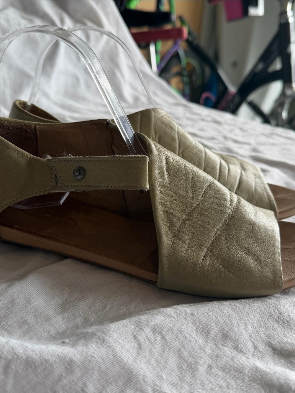 Women’s size 40 Bueno Olive Green Leather Slide Sandals